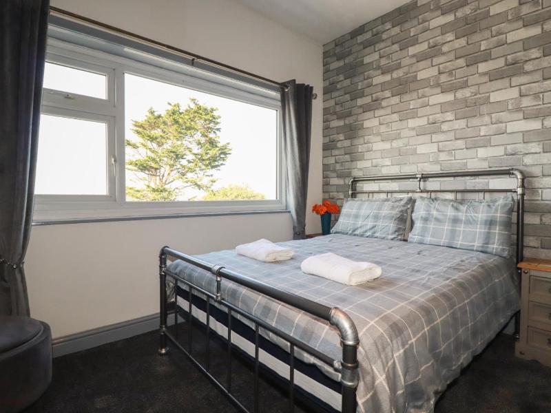 Shoreline Apartment No 3 - image 11