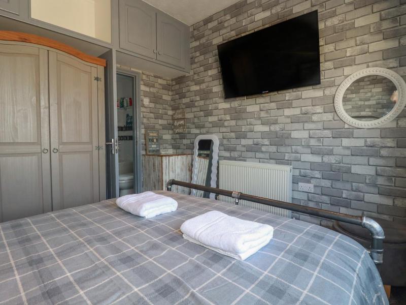 Shoreline Apartment No 3 - image 21