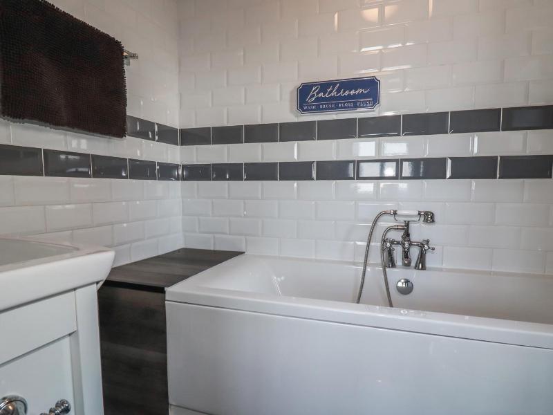 Shoreline Apartment No 3 - image 7