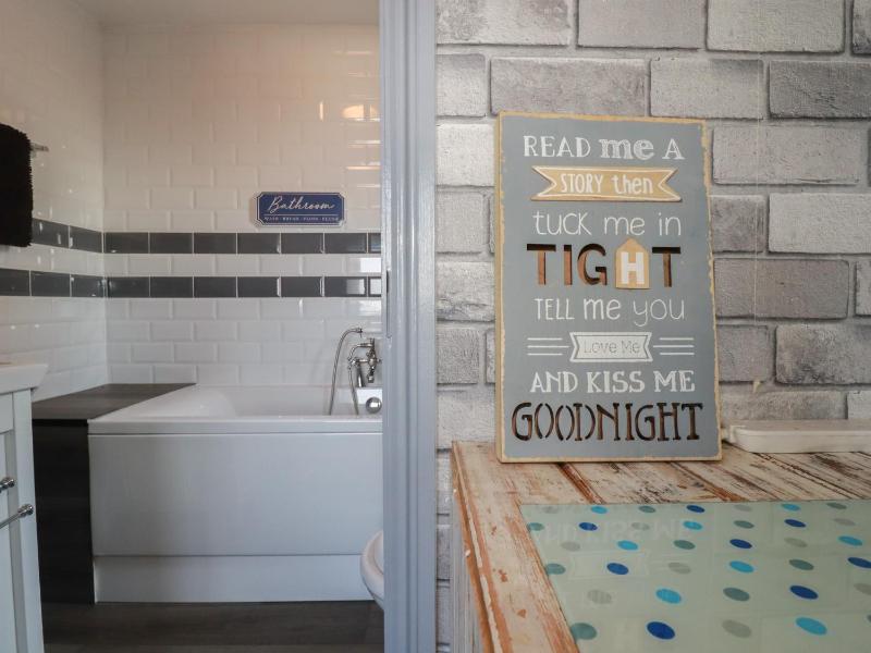 Shoreline Apartment No 3 - image 23