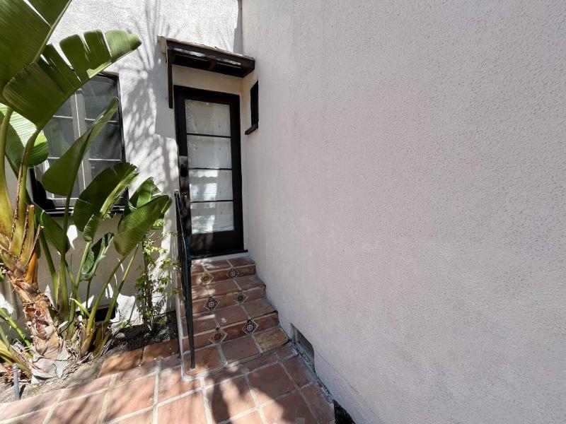 NEW Private Studio Suite Near The Grove amd Patio - image 11