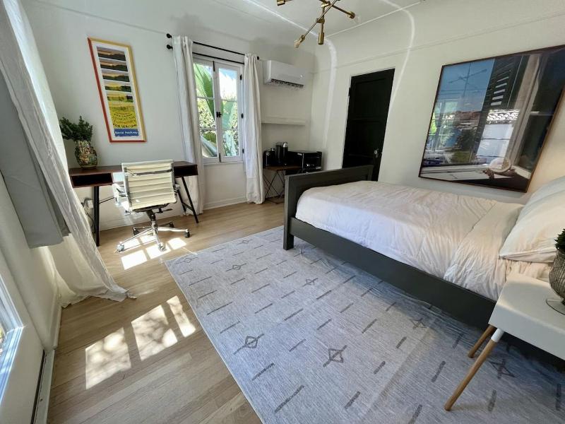 NEW Private Studio Suite Near The Grove amd Patio - image 6