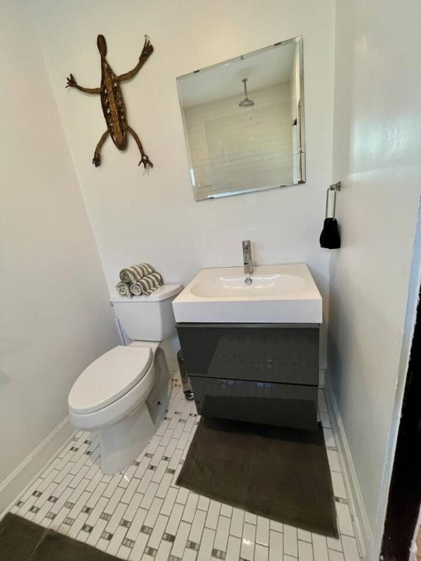 NEW Private Studio Suite Near The Grove amd Patio - image 16