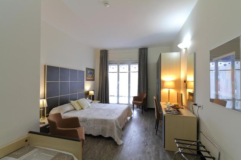 Standard Triple Room image 2