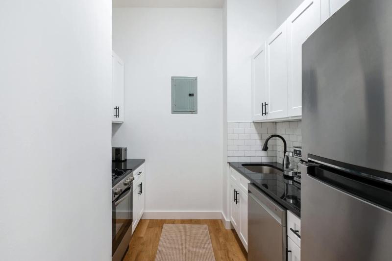 Prime UWS 2 Bedrooms Doorman Newly Furnished - image 8