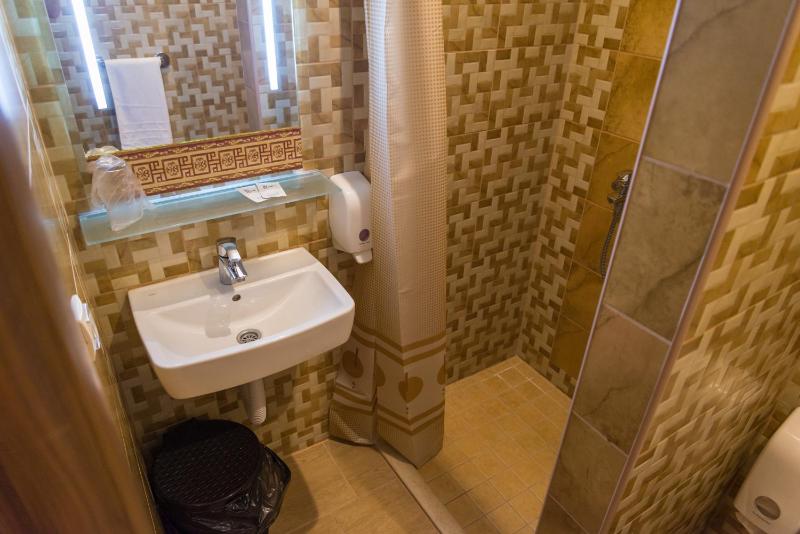 Twin Room with Shower image 2