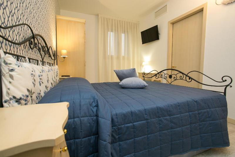 Standard Double Room image 2