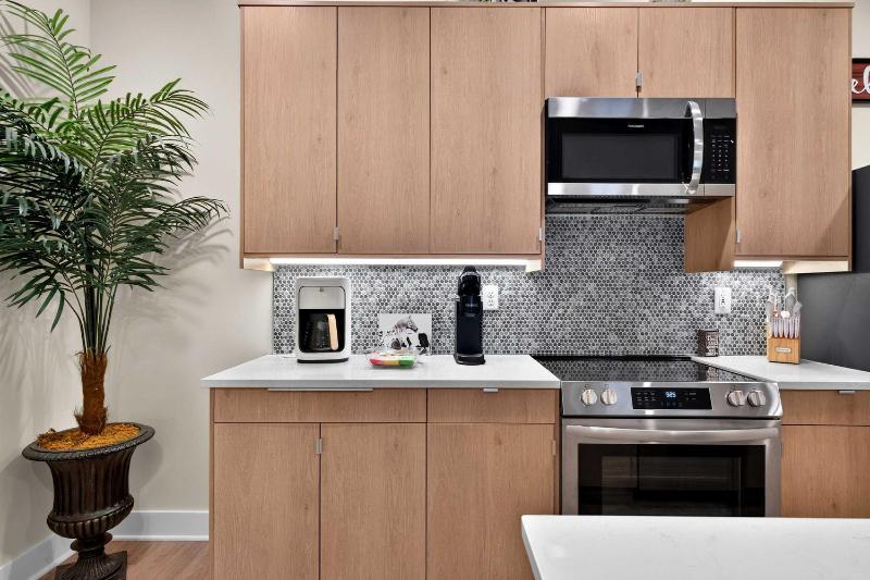 Phoenix Hill Full Duplex 4BR & 2 Kitchens for 8 - image 2