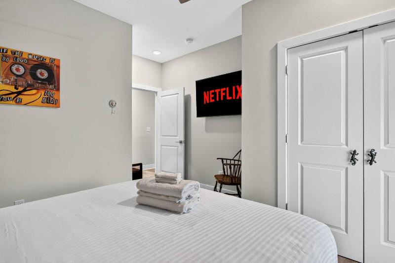 Phoenix Hill Full Duplex 4BR & 2 Kitchens for 8 - image 28