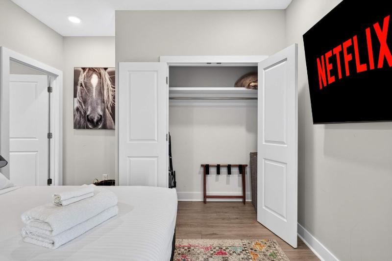 Phoenix Hill Full Duplex 4BR & 2 Kitchens for 8 - image 7