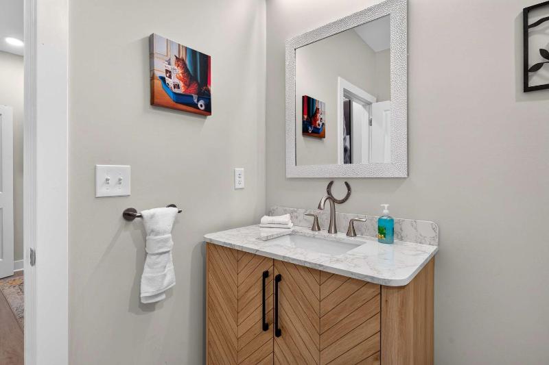 Phoenix Hill Full Duplex 4BR & 2 Kitchens for 8 - image 42