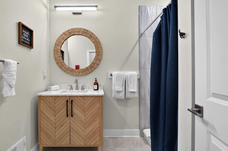 Phoenix Hill Full Duplex 4BR & 2 Kitchens for 8 - image 9