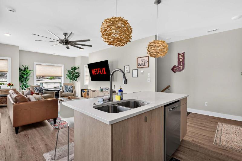 Phoenix Hill Full Duplex 4BR & 2 Kitchens for 8 - image 17