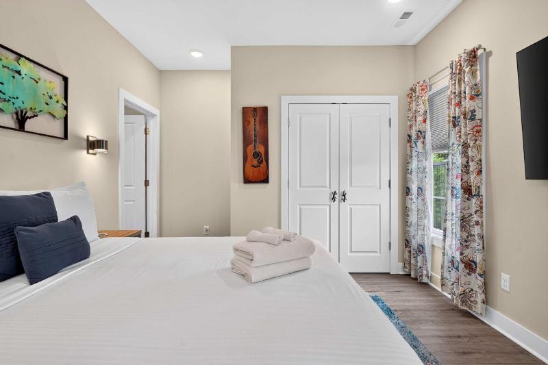 Phoenix Hill Full Duplex 4BR & 2 Kitchens for 8 - image 26