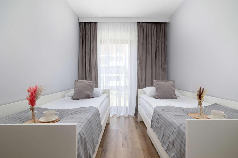 Przestronny Apartament z 2 sypialniami i Balkonem by Noclegi Renters - image 10