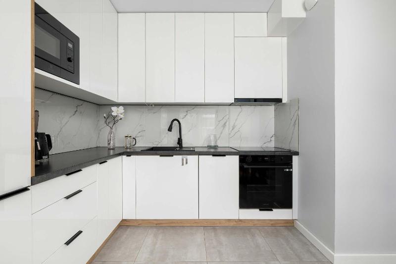 Przestronny Apartament z 2 sypialniami i Balkonem by Noclegi Renters - image 8