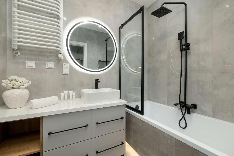 Przestronny Apartament z 2 sypialniami i Balkonem by Noclegi Renters - image 30