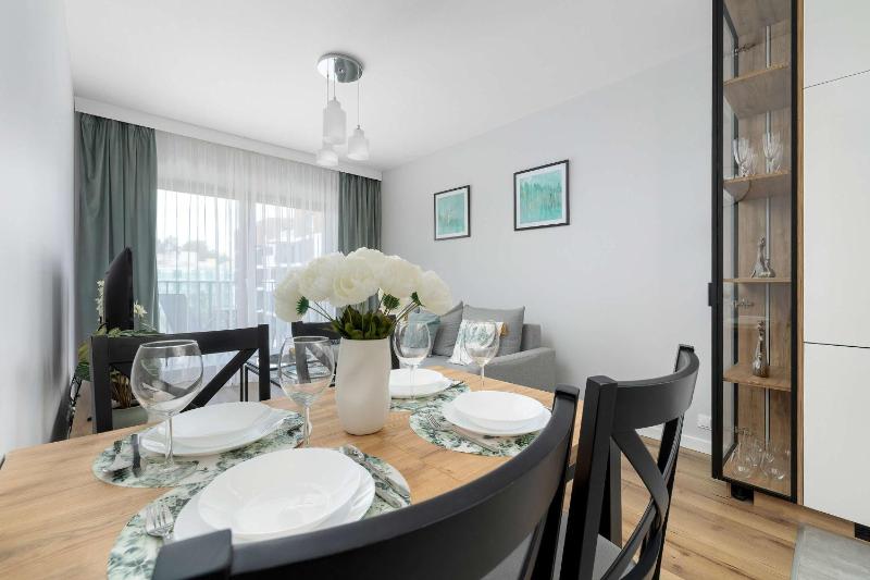 Przestronny Apartament z 2 sypialniami i Balkonem by Noclegi Renters - image 3