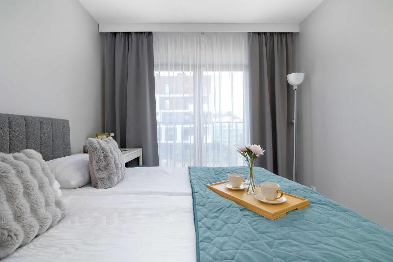 Przestronny Apartament z 2 sypialniami i Balkonem by Noclegi Renters - image 7