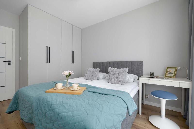 Przestronny Apartament z 2 sypialniami i Balkonem by Noclegi Renters - image 9
