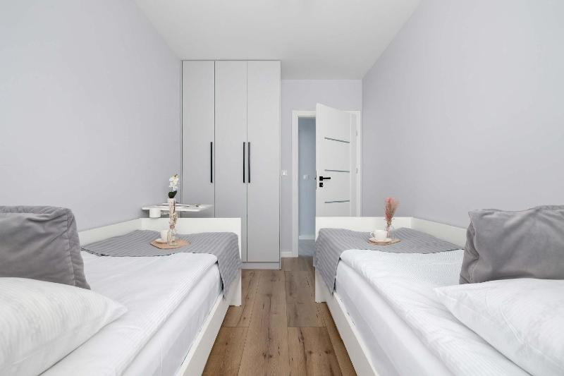Przestronny Apartament z 2 sypialniami i Balkonem by Noclegi Renters - image 28