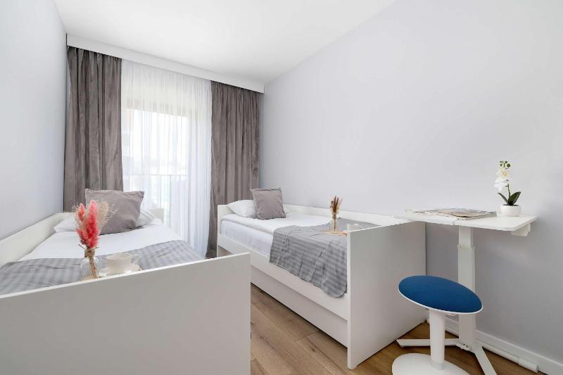 Przestronny Apartament z 2 sypialniami i Balkonem by Noclegi Renters - image 6