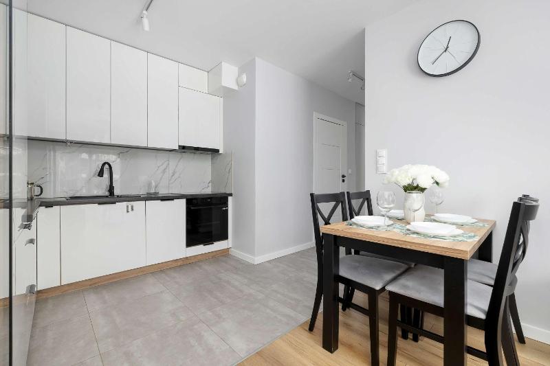 Przestronny Apartament z 2 sypialniami i Balkonem by Noclegi Renters - image 25