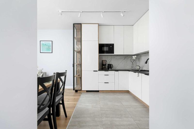 Przestronny Apartament z 2 sypialniami i Balkonem by Noclegi Renters - image 12