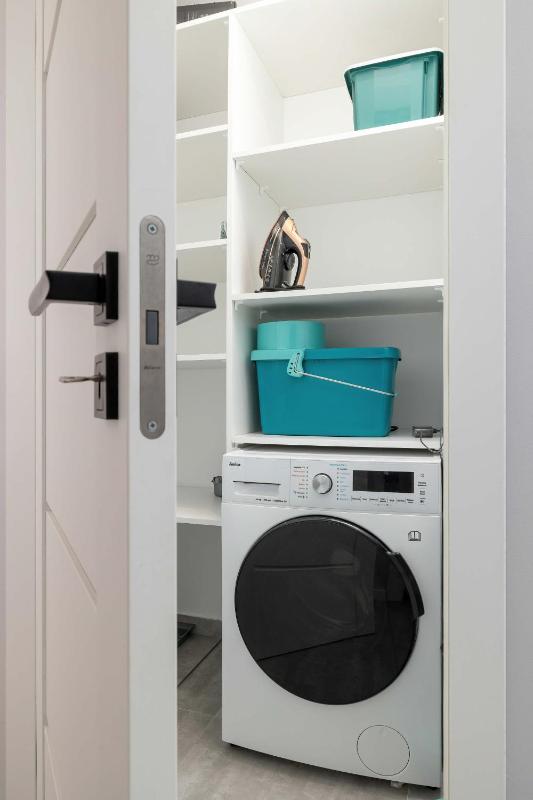 Przestronny Apartament z 2 sypialniami i Balkonem by Noclegi Renters - image 20