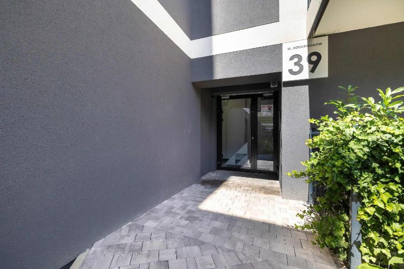 Przestronny Apartament z 2 sypialniami i Balkonem by Noclegi Renters - image 21