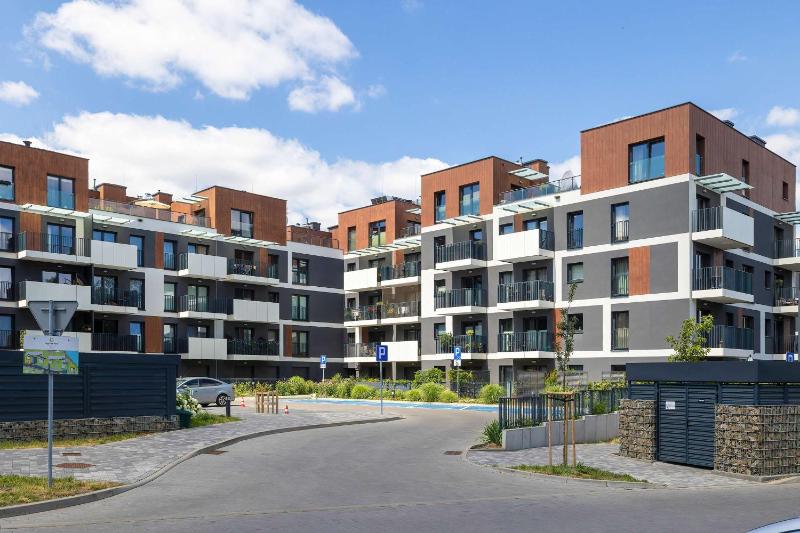 Przestronny Apartament z 2 sypialniami i Balkonem by Noclegi Renters - image 24