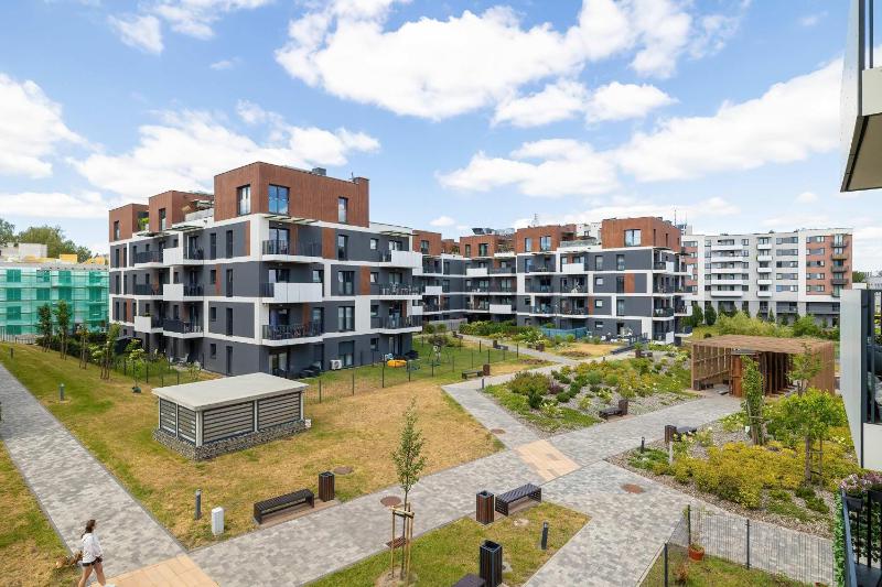 Przestronny Apartament z 2 sypialniami i Balkonem by Noclegi Renters - image 29