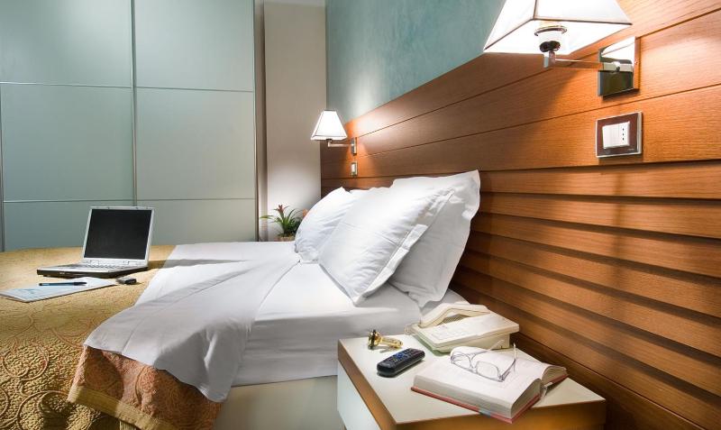 Triple Room with Partial Sea View image 3