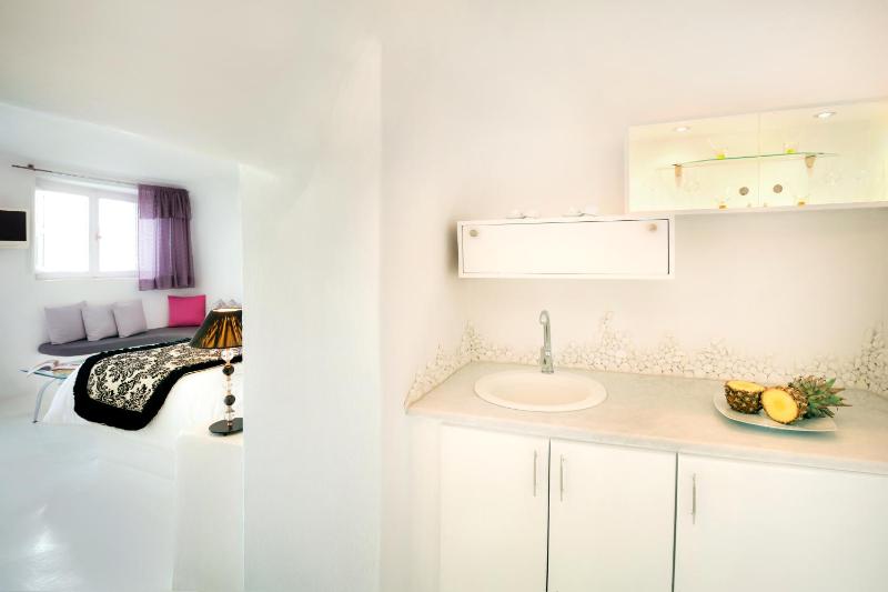 Cave Suite with Private Hot Tub and Caldera View image 4