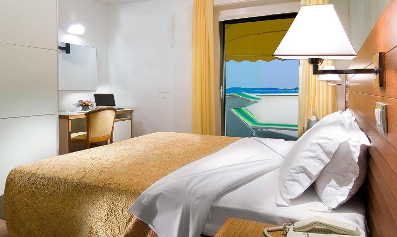 Single Room with Partial Sea View image 3