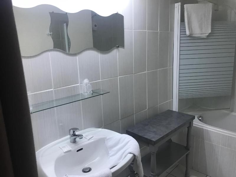 Standard Triple Room image 2