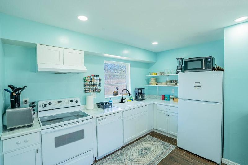 Siesta Key Hot Tub Cottage Sleeps 6 Kid Friendly - image 29
