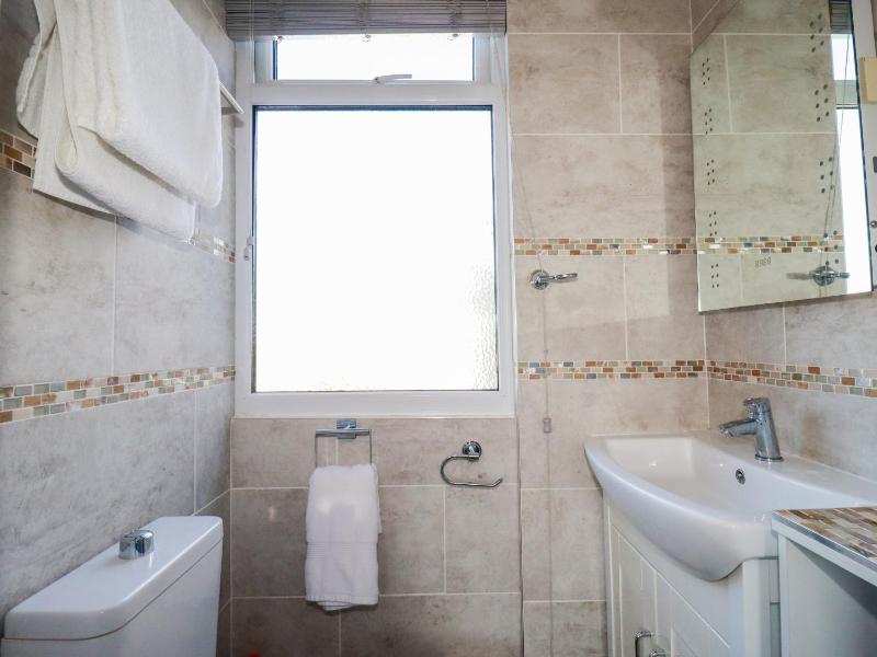 Shoreline Apartment No 4 - image 5