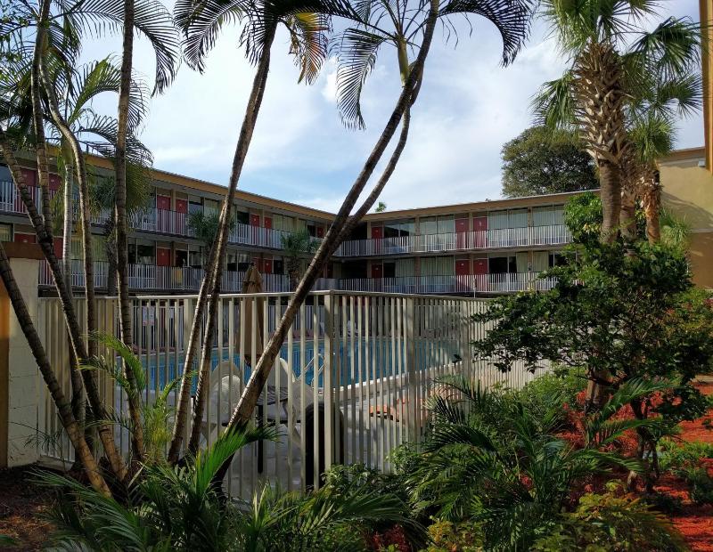 Red Carpet Inn Airport Fort Lauderdale - image 5