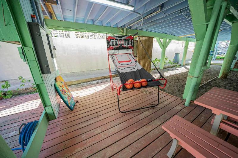 Authentic Near Beach House - Sleeps 16 - 5 Bedr home - image 43