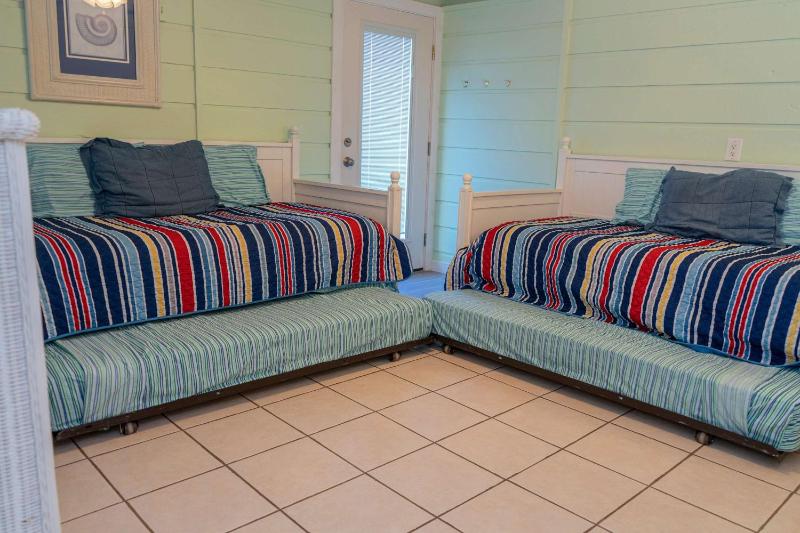 Authentic Near Beach House - Sleeps 16 - 5 Bedr home - image 41