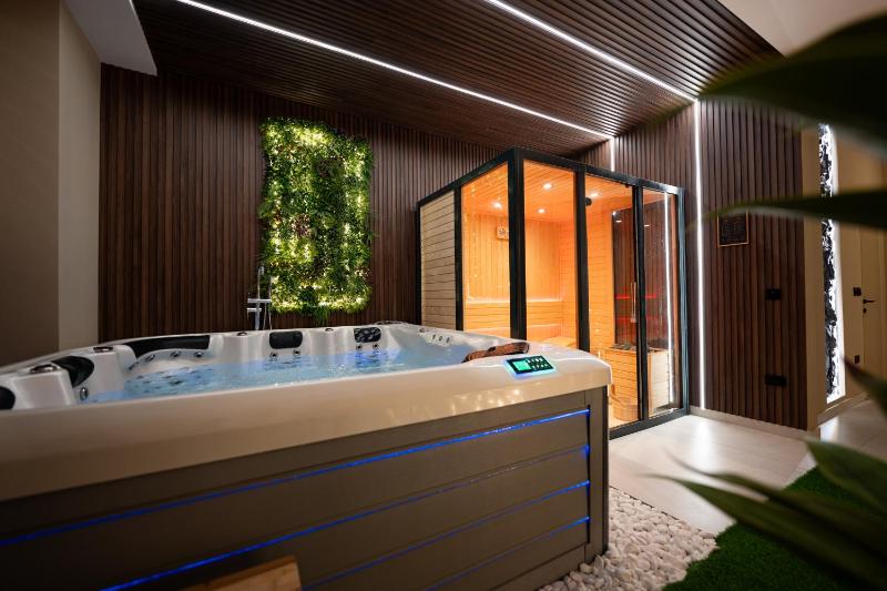 Azura Villa with Pool Sauna Jacuzzi - image 8