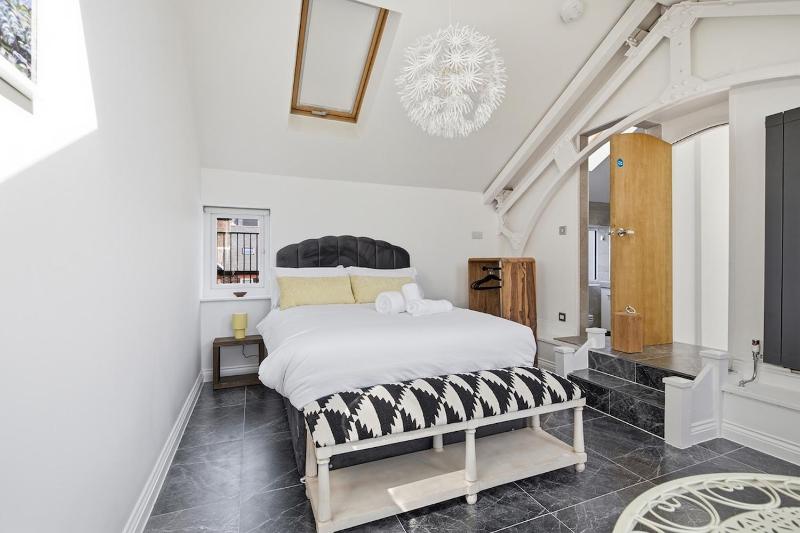 6BR Triplex | Pool Table | Rooftop Garden - image 41