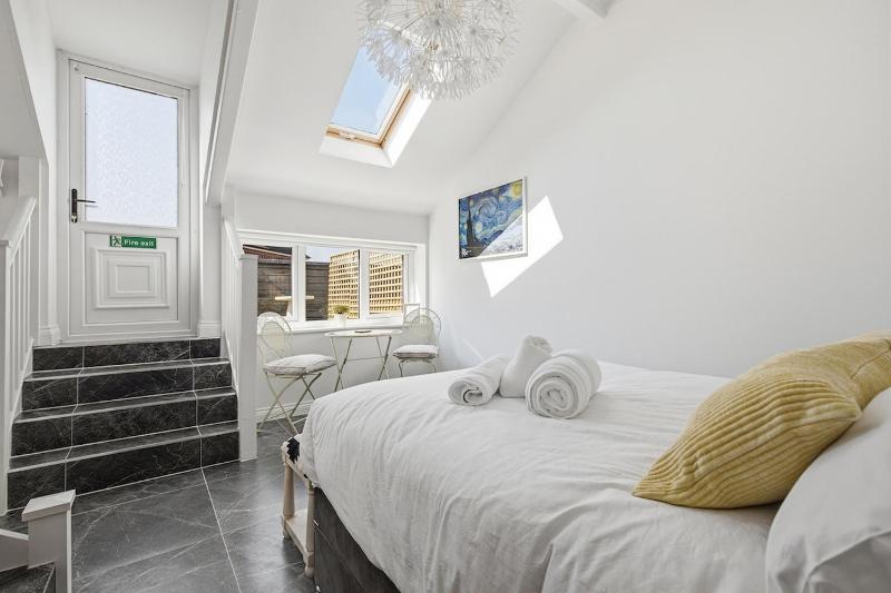 6BR Triplex | Pool Table | Rooftop Garden - image 4