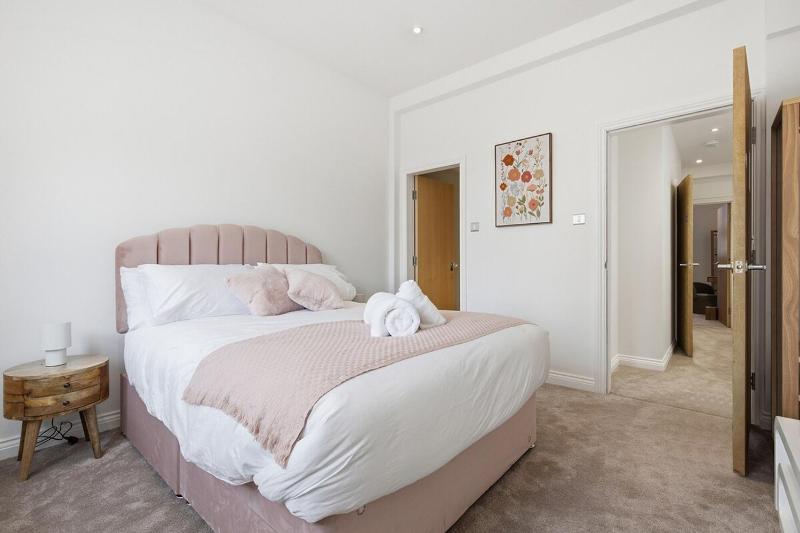 6BR Triplex | Pool Table | Rooftop Garden - image 7