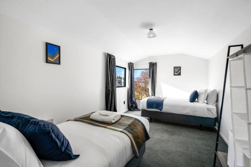 Wanaka close to town Modern with a Fireplace and Heat pumps Sleeps 6 - image 36