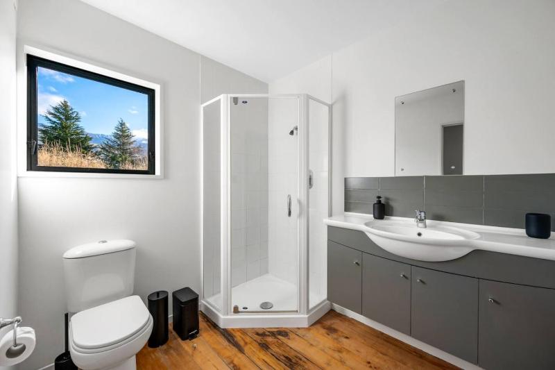 Wanaka close to town Modern with a Fireplace and Heat pumps Sleeps 6 - image 30