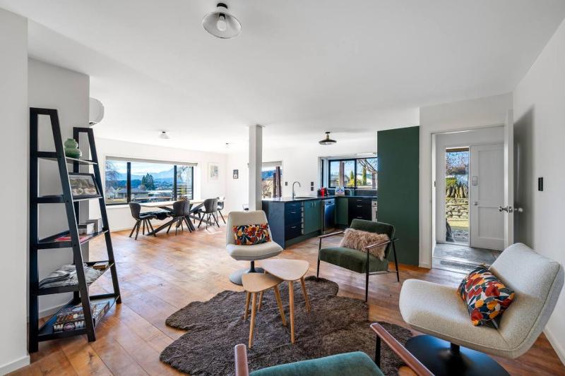 Wanaka close to town Modern with a Fireplace and Heat pumps Sleeps 6 - image 35