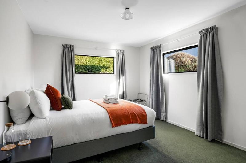 Wanaka close to town Modern with a Fireplace and Heat pumps Sleeps 6 - image 44