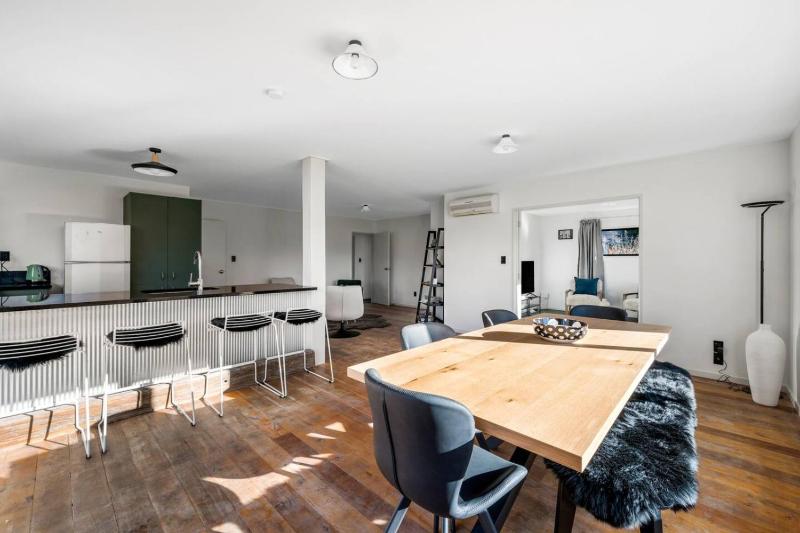 Wanaka close to town Modern with a Fireplace and Heat pumps Sleeps 6 - image 43